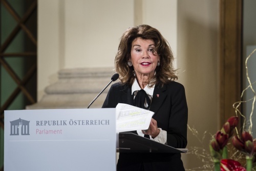 Am Rednerpult: Bundeskanzlerin a.D. Brigitte Bierlein