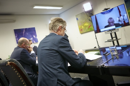Von links: Nationalratspräsident Wolfgang Sobotka (ÖVP), Parlamentsdirektor Harald Dossi, am Monitor: Parlamentspräsident der Republik Albanien Gramoz Ruçi