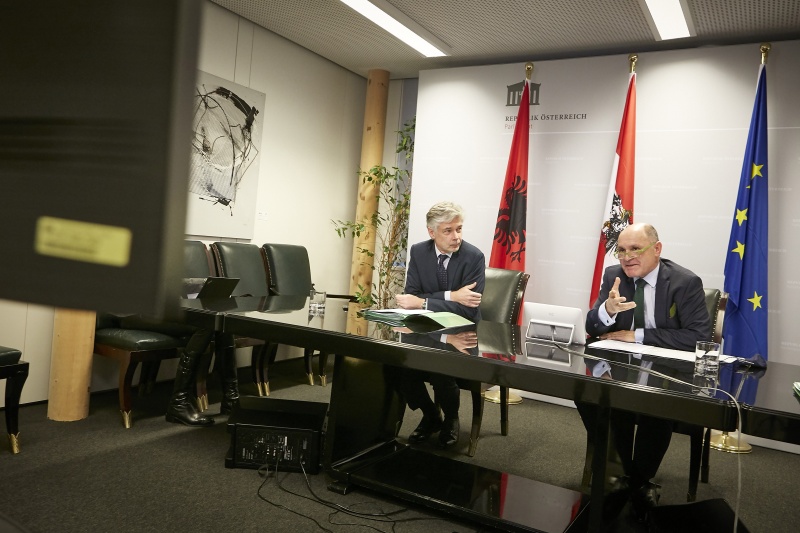 Von rechts: Nationalratspräsident Wolfgang Sobotka (ÖVP), Parlamentsdirektor Harald Dossi