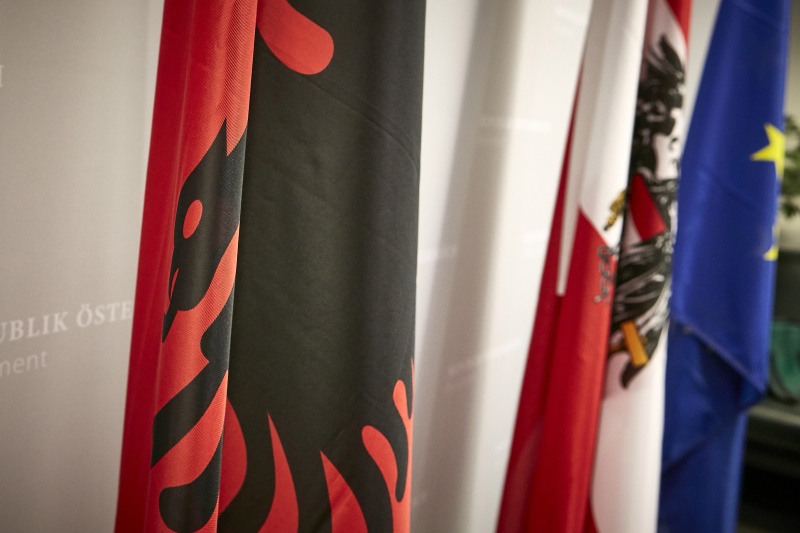 Fahne von Republik Albanien, Österreich, EU