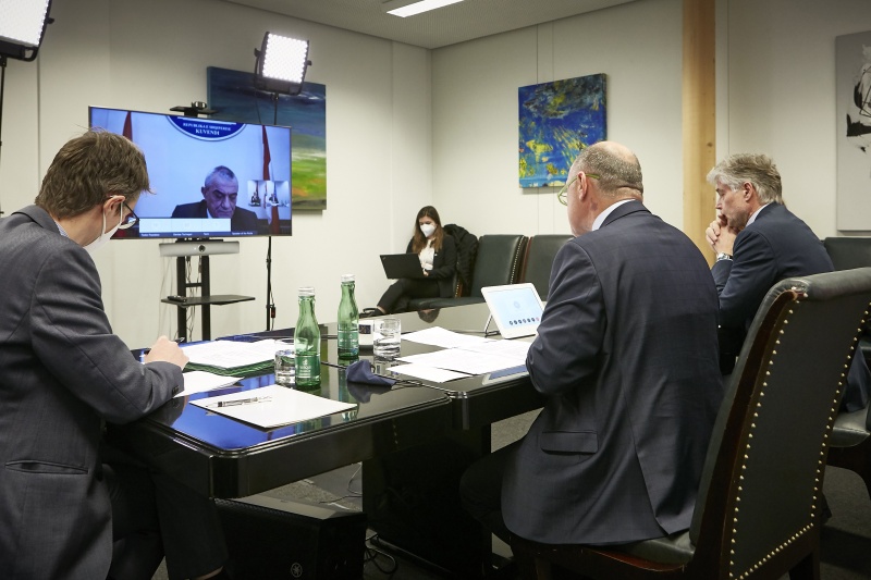 Von rechts: Parlamentsdirektor Harald Dossi, Nationalratspräsident Wolfgang Sobotka (ÖVP), am Monitor: Parlamentspräsident der Republik Albanien Gramoz Ruçi