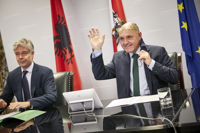 Von rechts: Nationalratspräsident Wolfgang Sobotka (ÖVP), Parlamentsdirektor Harald Dossi