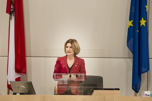 Bundesratspräsidentin Andrea Eder-Gitschthaler (ÖVP) am Präsidium