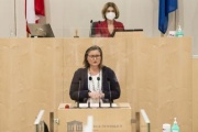 Am Rednerpult: Bundesrätin Claudia Hauschildt-Buschberger (GRÜNE)