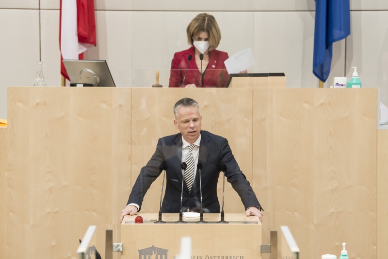 Am Rednerpult: Bundesrat Harald Himmer (ÖVP)