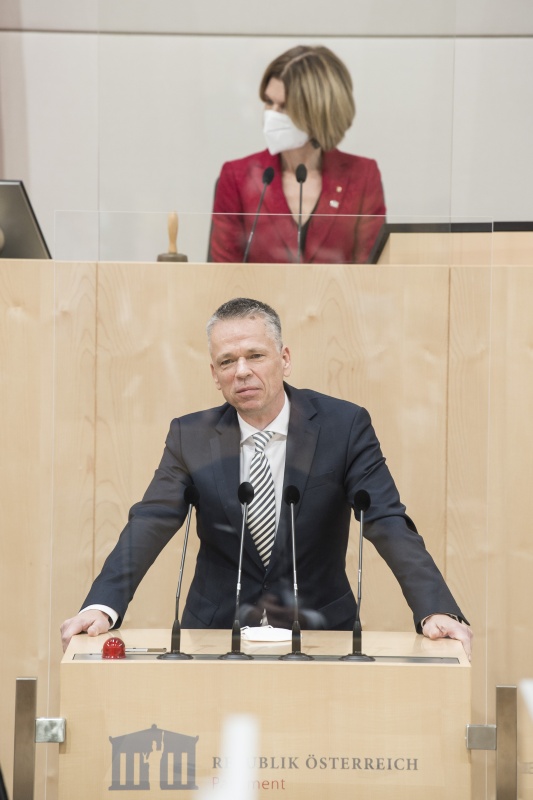Am Rednerpult: Bundesrat Harald Himmer (ÖVP)