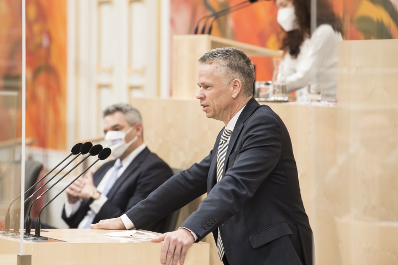 Am Rednerpult: Bundesrat Harald Himmer (ÖVP)