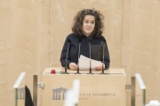 Am Rednerpult: Bundesrätin Elisabeth Kittl (GRÜNE)