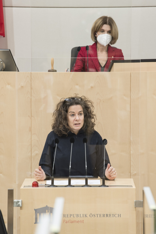 Am Rednerpult: Bundesrätin Elisabeth Kittl (GRÜNE)