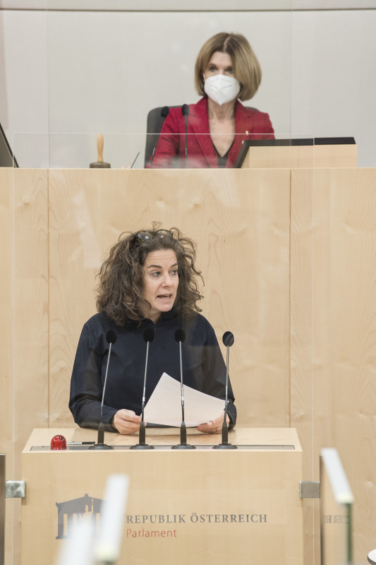 Am Rednerpult: Bundesrätin Elisabeth Kittl (GRÜNE)