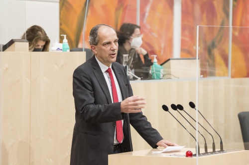 Am Rednerpult: Bundesrat Johannes Hübner (FPÖ)