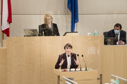 Am Rednerpult: Nationalratsabgeordnete Sigrid Maurer (G)