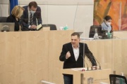 Am Rednerpult: Nationalratsabgeordneter Philip Kucher (SPÖ)