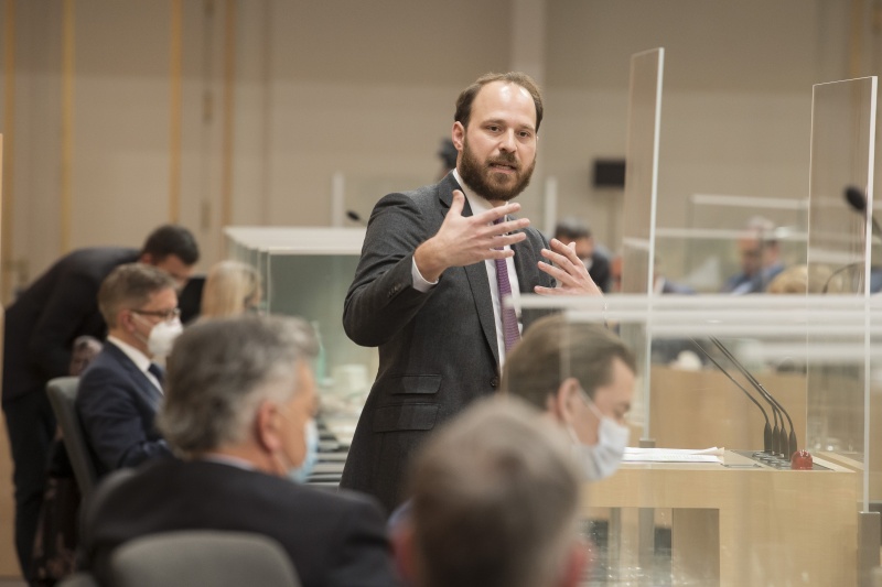 Am Rednerpult: Nationalratsabgeordneter Nikolaus Scherak (NEOS)