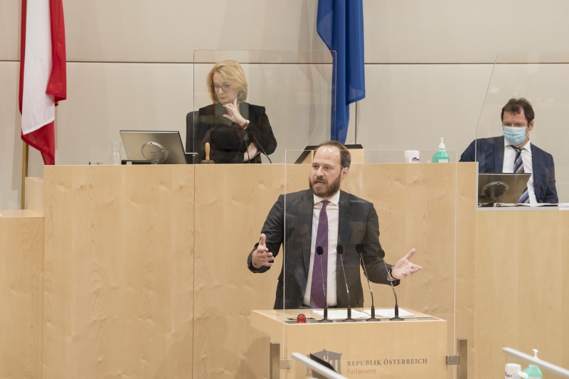 Am Rednerpult: Nationalratsabgeordneter Nikolaus Scherak (NEOS)