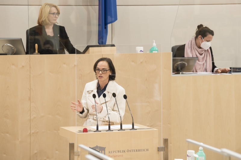 Am Rednerpult: Nationalratsabgeordnete Sonja Hammerschmid (SPÖ). Am Präsidium: Zweite Nationalratspräsidentin Doris Bures (SPÖ)