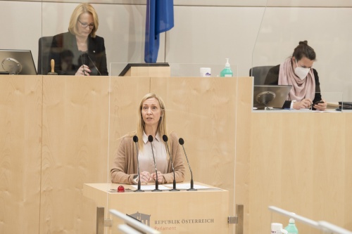 Am Rednerpult: Nationalratsabgeordnete Agnes Sirkka Prammer (GRÜNE). Am Präsidium: Zweite Nationalratspräsidentin Doris Bures (SPÖ)