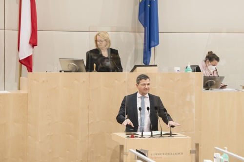 Am Rednerpult: Nationalratsabgeordneter Peter Weidinger (ÖVP). Am Präsidium: Zweite Nationalratspräsidentin Doris Bures (SPÖ)