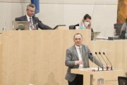 Am Rednerpult: Nationalratsabgeordneter Peter Wurm (FPÖ). Am Präsidium: Dritter Nationalratspräsident Norbert Hofer (FPÖ)