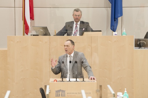 Am Rednerpult: Nationalratsabgeordneter Peter Wurm (FPÖ). Am Präsidium: Dritter Nationalratspräsident Norbert Hofer (FPÖ)