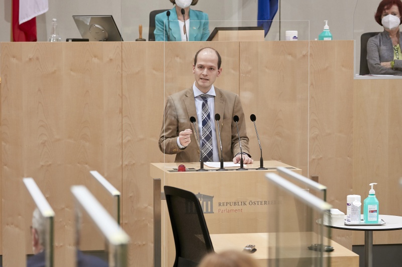 Am Rednerpult: Bundesrat Michael Schilchegger (FPÖ)