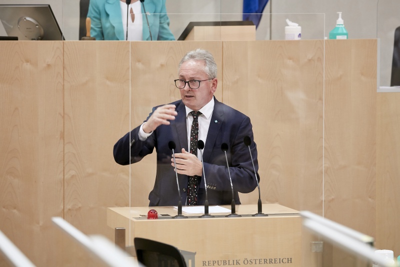 Am Rednerpult Vorsitzender der Bundesratsfraktion Karl Bader (ÖVP)