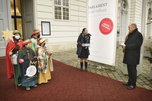 Nationalratspräsident Wolfgang Sobotka (ÖVP) mit Kindern der Dreikönigsaktion vor dem Parlament