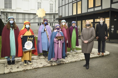 Zweite Nationalratspräsidentin Doris Bures (SPÖ) mit Kindern der Dreikönigsaktion vor dem Parlament