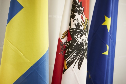 Von links: Fahne von Schweden, Fahne von Österreich, EU-Fahne