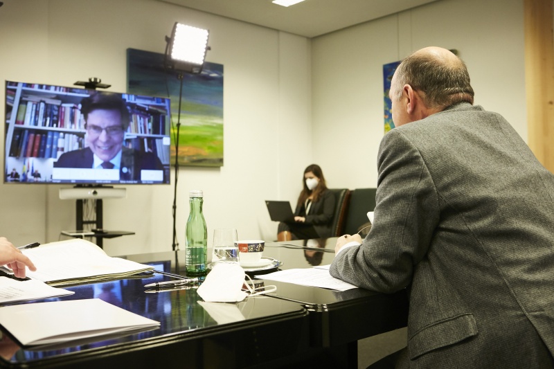 Nationalratspräsident Wolfgang Sobotka (ÖVP), am Monitor: Präsident des Schwedischen Reichstages Andreas Norlén