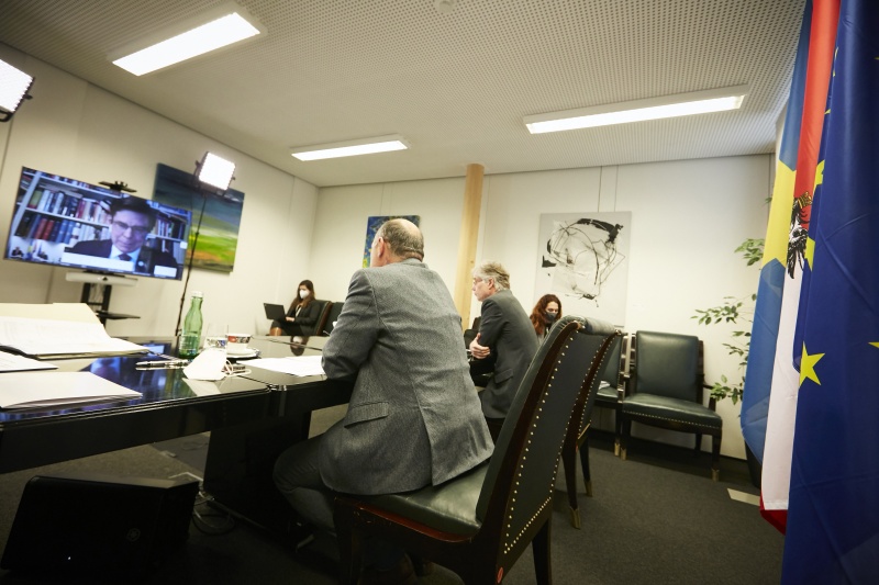 Von links: Nationalratspräsident Wolfgang Sobotka (ÖVP), Parlamentsdirektor Harald Dossi, am Monitor: Präsident des Schwedischen Reichstages Andreas Norlén