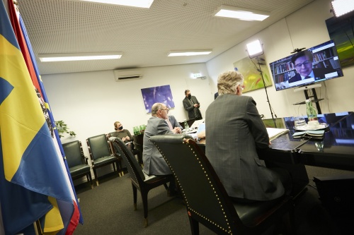 Von links: Nationalratspräsident Wolfgang Sobotka (ÖVP), Parlamentsdirektor Harald Dossi, am Monitor: Präsident des Schwedischen Reichstages Andreas Norlén