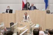 Am Rednerpult Nationalratsabgeordnete Gabriela Schwarz (ÖVP)