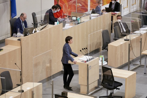 Am Rednerpult Klubvorsitzende Pamela Rendi-Wagner (SPÖ) bei der Begründung der Dringlichen Anfrage