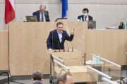 Am Rednerpult Nationalratsabgeordneter Philip Kucher (SPÖ)