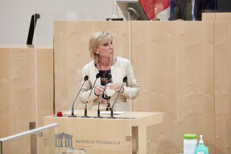 Am Rednerpult Nationalratsabgeordnete Gabriela Schwarz (ÖVP)