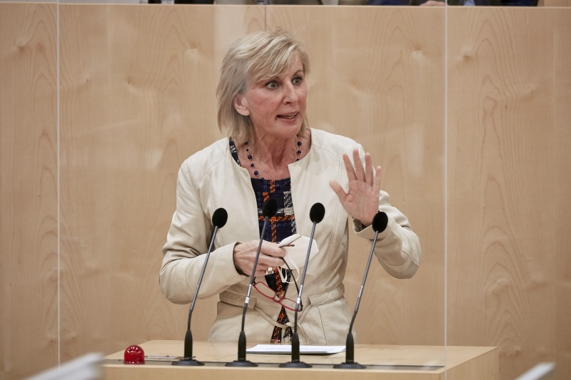 Am Rednerpult Nationalratsabgeordnete Gabriela Schwarz (ÖVP)