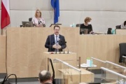 Am Rednerpult Nationalratsabgeordneter Gerhard Kaniak (FPÖ)