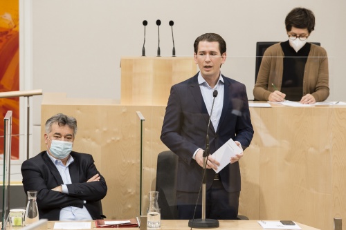 Auf der Regierungsbank von rechts: Bundeskanzler Sebastian Kurz (ÖVP), Vizekanzler Werner Kogler (GRÜNE)