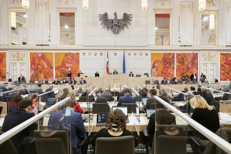 Blick Richtung SitzungsteilnehmerInnen. Vorsitz durch Bundesratspräsident Christian Buchmann (ÖVP)