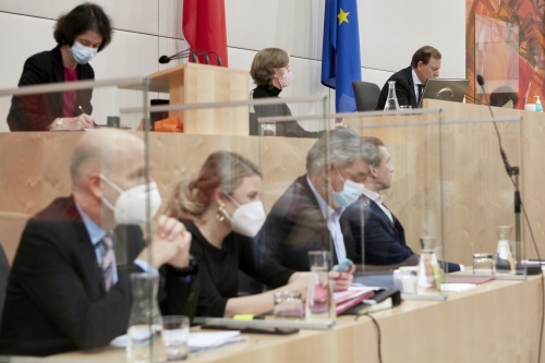 Von links: Arbeitsministerin Martin Kocher, Integrationsministerin Susanne Raab (ÖVP), Vizekanzler Werner Kogler (GRÜNE), Bundeskanzler Sebastian Kurz (ÖVP)