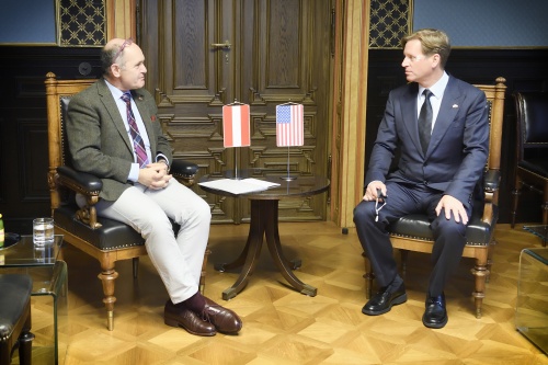 Aussprache von links: Nationalratspräsident Wolfgang Sobotka (ÖVP), US Botschafter Trevor Traina
