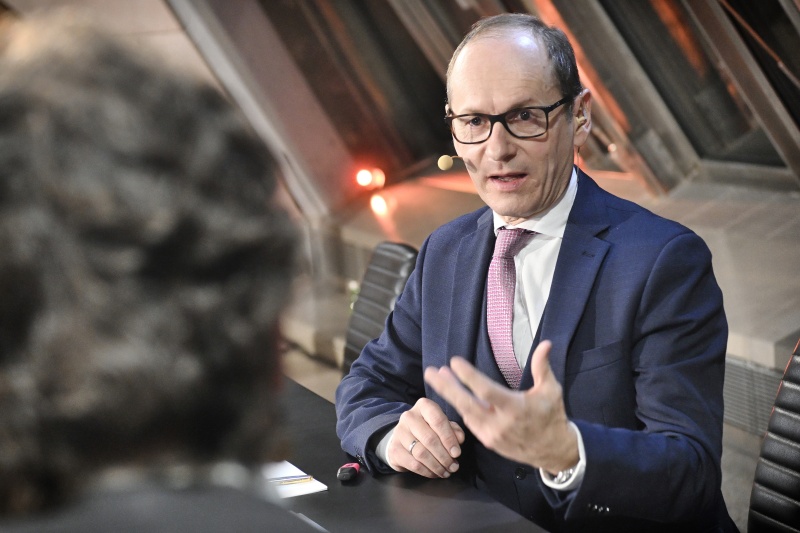 Moderator Gerald Gross