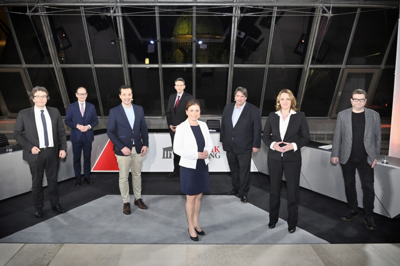 Von links: Vorstand Arbeitsmarktservice Österreich Johannes Kopf, Moderator Gerald Gross, Nationalratsabgeordneter Gerald Loacker (NEOS), Professor der Fachhochschule Krems Michael Bartz, Nationalratsabgeordnete Bettina Zopf (ÖVP), Nationalratsabgeordneter Josef Muchitsch (SPÖ), Nationalratsabgeordnete Dagmar Belakowitsch (FPÖ), Nationalratsabgeordneter Markus Koza (GRÜNE)