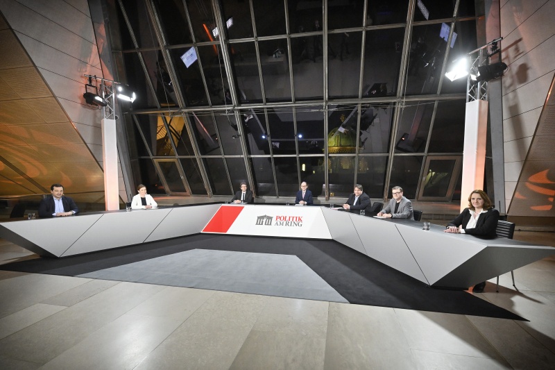 Von links: Nationalratsabgeordneter Gerald Loacker (NEOS), Nationalratsabgeordnete Bettina Zopf (ÖVP), Vorstand Arbeitsmarktservice Österreich Johannes Kopf, Moderator Gerald Gross, Nationalratsabgeordneter Josef Muchitsch (SPÖ), Nationalratsabgeordneter Markus Koza (GRÜNE), Nationalratsabgeordnete Dagmar Belakowitsch (FPÖ)