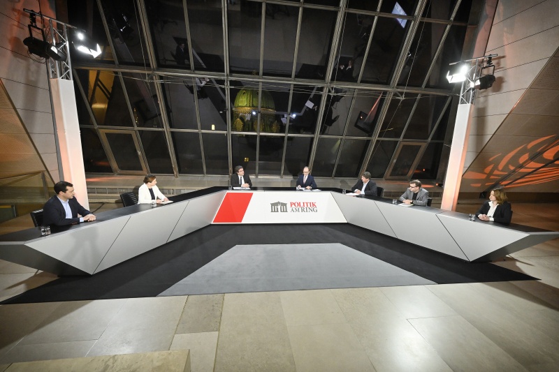 Von links: Nationalratsabgeordneter Gerald Loacker (NEOS), Nationalratsabgeordnete Bettina Zopf (ÖVP), Vorstand Arbeitsmarktservice Österreich Johannes Kopf, Moderator Gerald Gross, Nationalratsabgeordneter Josef Muchitsch (SPÖ), Nationalratsabgeordneter Markus Koza (GRÜNE), Nationalratsabgeordnete Dagmar Belakowitsch (FPÖ)