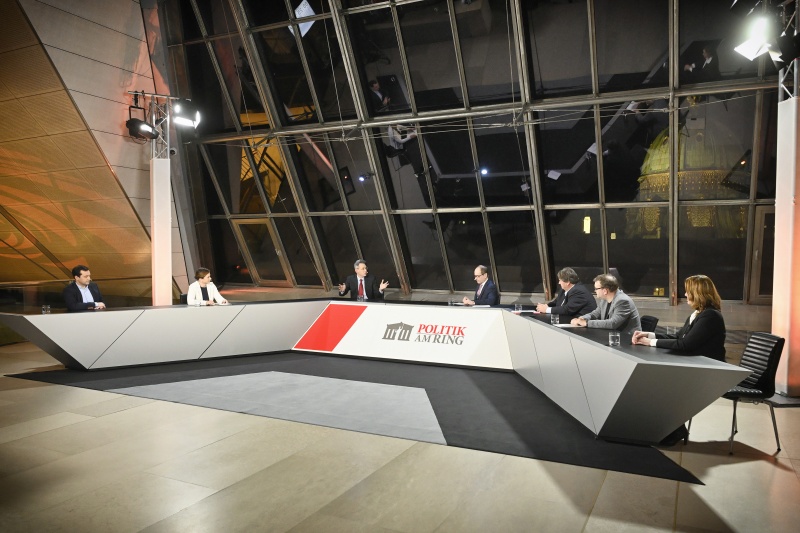 Von links: Nationalratsabgeordneter Gerald Loacker (NEOS), Nationalratsabgeordnete Bettina Zopf (ÖVP), Professor der Fachhochschule Krems Michael Bartz, Moderator Gerald Gross, Nationalratsabgeordneter Josef Muchitsch (SPÖ), Nationalratsabgeordneter Markus Koza (GRÜNE), Nationalratsabgeordnete Dagmar Belakowitsch (FPÖ)