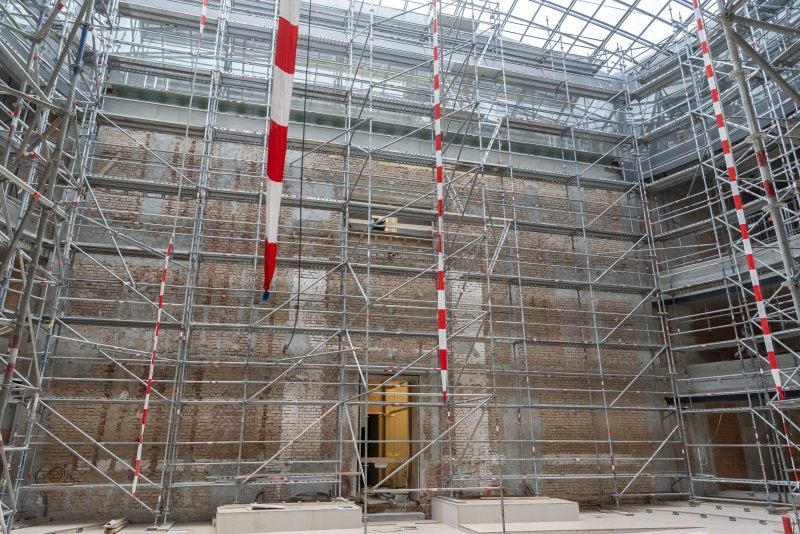 NR-Saal mit Baugerüst