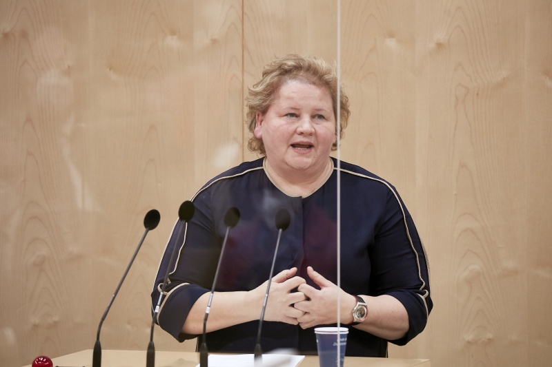 Am Rednerpult Vorsitzende der Bundesratsfraktion Korinna Schumann (SPÖ)