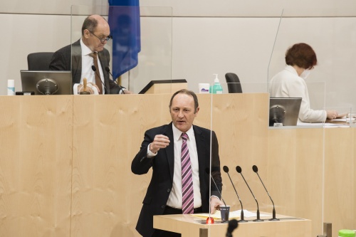 Am Rednerpult: Nationalratsabgeordneter Axel Kassegger (FPÖ). Am Präsidium: Nationalratspräsident Wolfgang Sobotka (ÖVP)